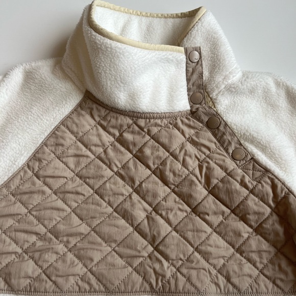 Abercrombie and Fitch asymmetrical snap up fleece cream and white - Picture 4 of 6
